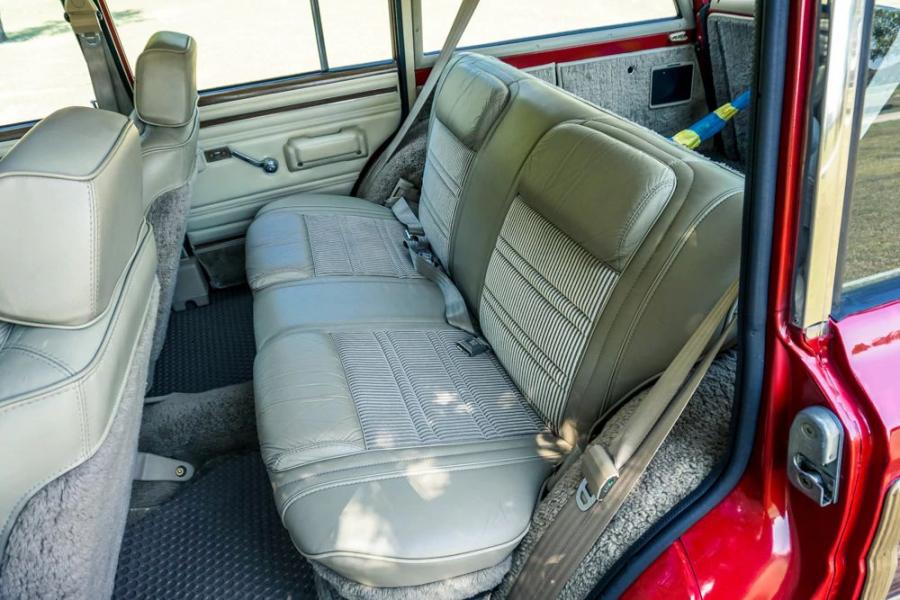 Интерьер Jeep Grand Wagoneer Hellwagon 1989 года  (фото 10 из 21)